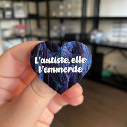 [CONTRÔLE TECHNIQUE] Broche "L'autiste, elle t'emmerde" en acrylique marbrée bleue, noire et violette