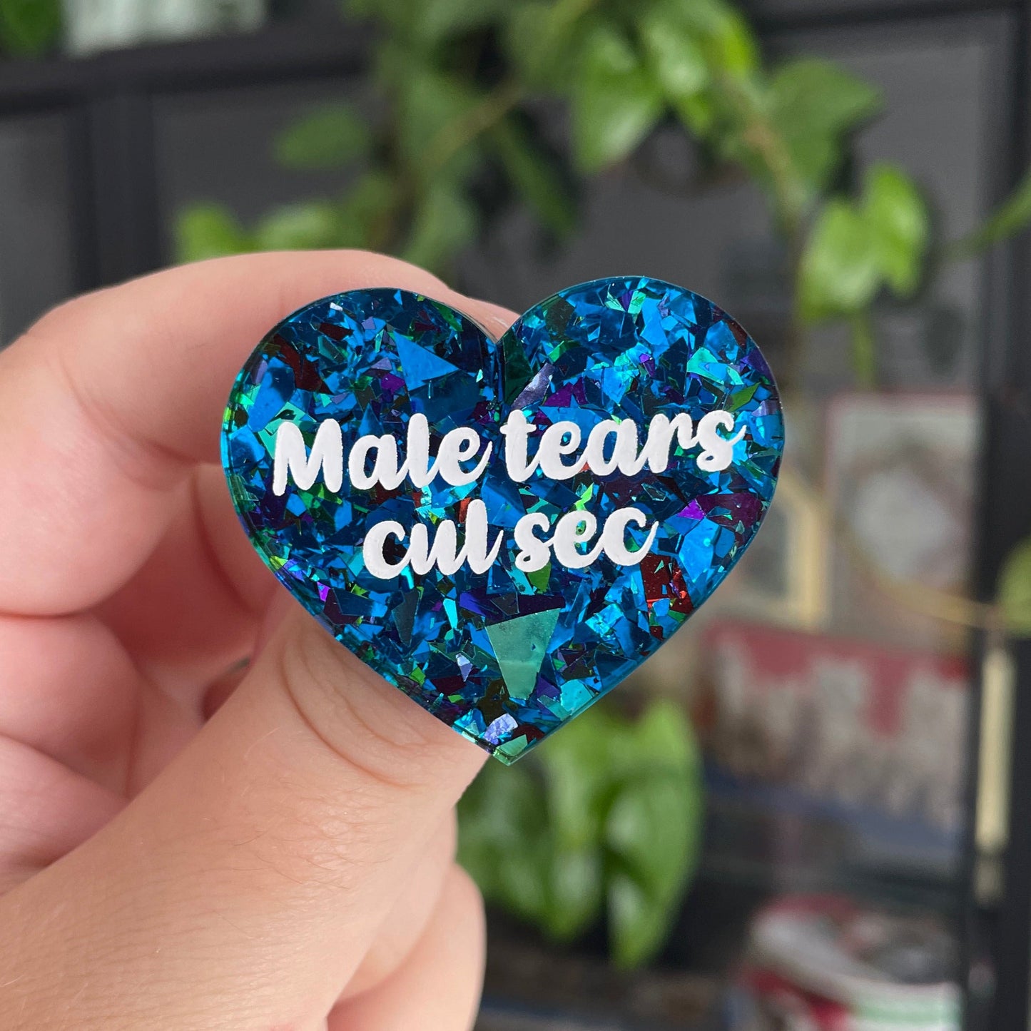[CONTRÔLE TECHNIQUE] Broche "Male tears cul sec" en acrylique transparente avec des éclats de confettis bleus