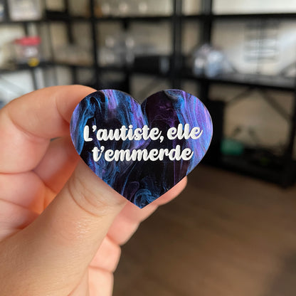 [CONTRÔLE TECHNIQUE] Broche "L'autiste, elle t'emmerde" en acrylique marbrée bleue, noire et violette