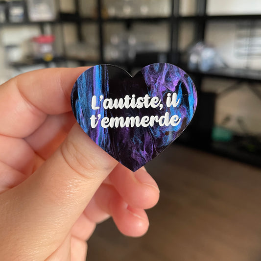 [CONTRÔLE TECHNIQUE] [MASCULIN] Broche "L'autiste, il t'emmerde" en acrylique marbrée noire, bleue et violette
