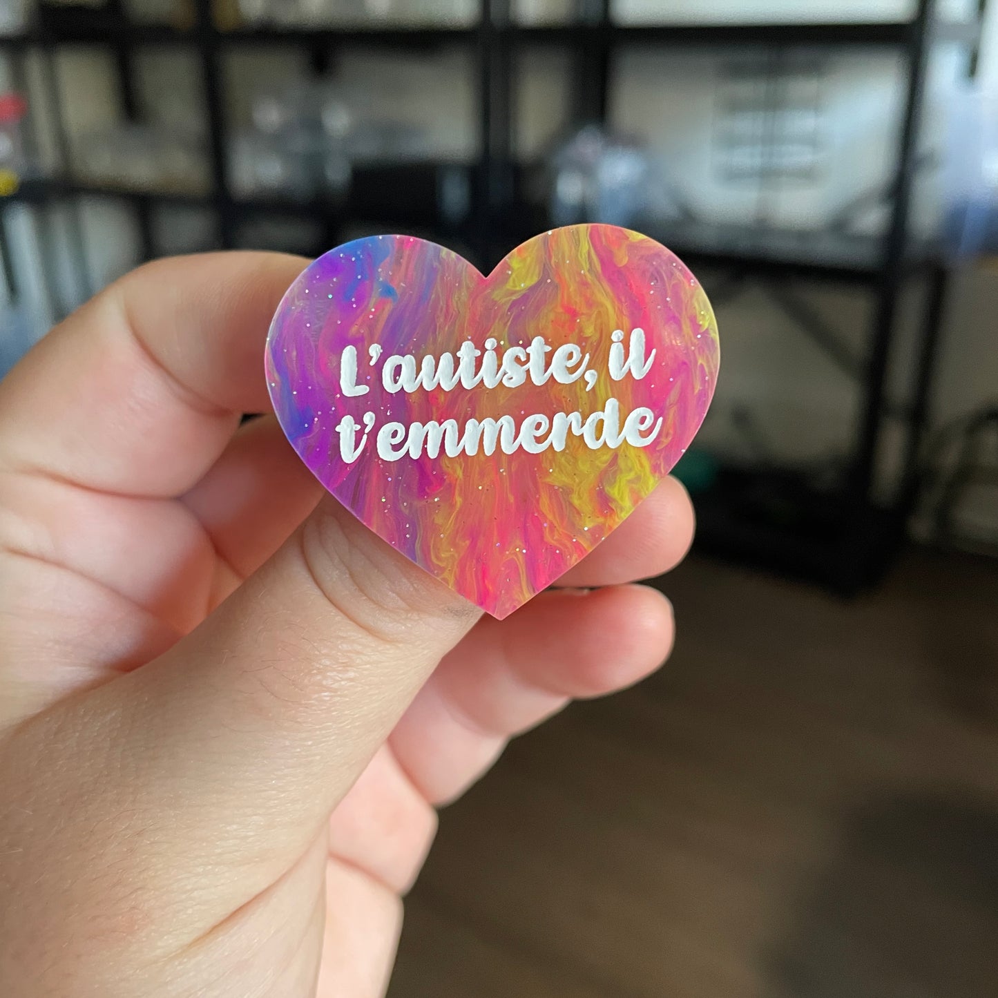 [CONTRÔLE TECHNIQUE] Broche "L'autiste, il t'emmerde" en acrylique semi transparente marbrée multicolore
