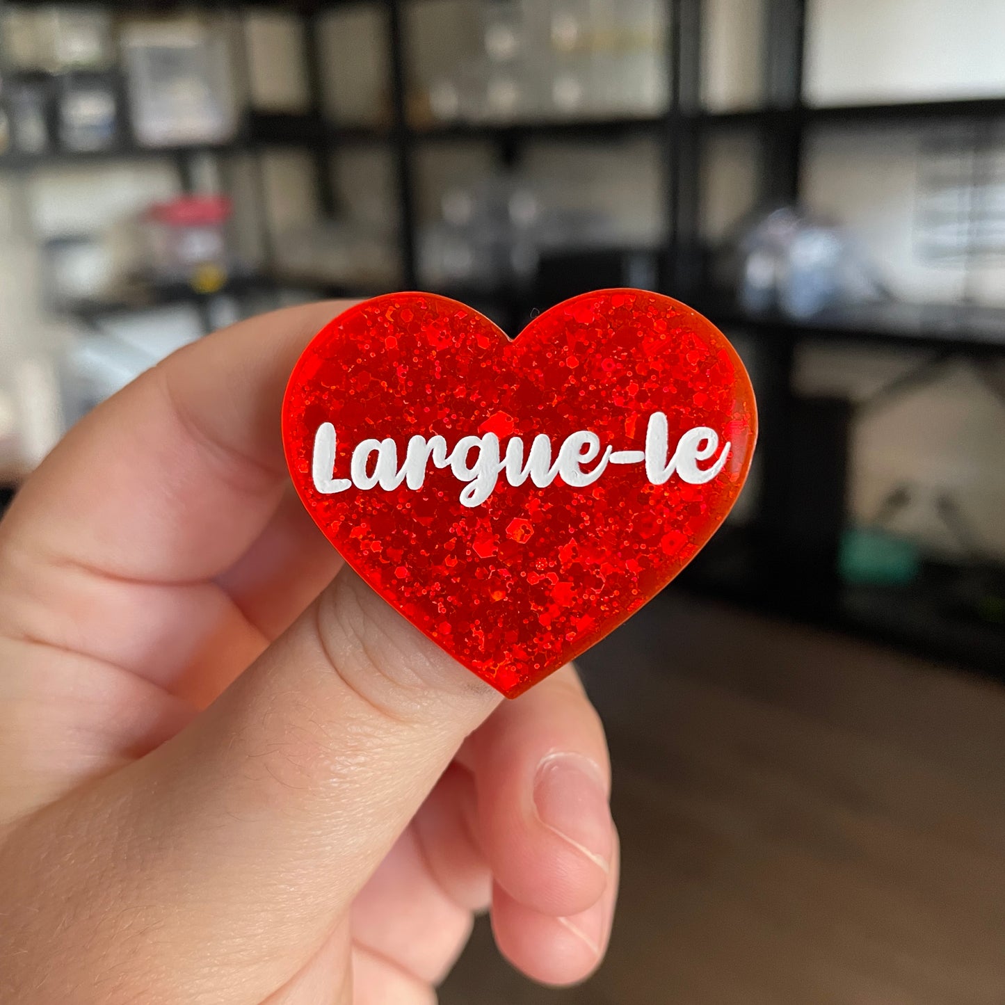 [CONTRÔLE TECHNIQUE] Broche "Largue-le" en acrylique à paillettes oranges