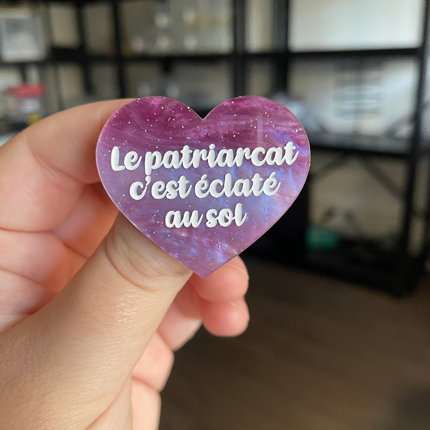 [CONTRÔLE TECHNIQUE] Broche "Le patriarcat c'est éclaté au sol" en acrylique marbrée violette à paillettes