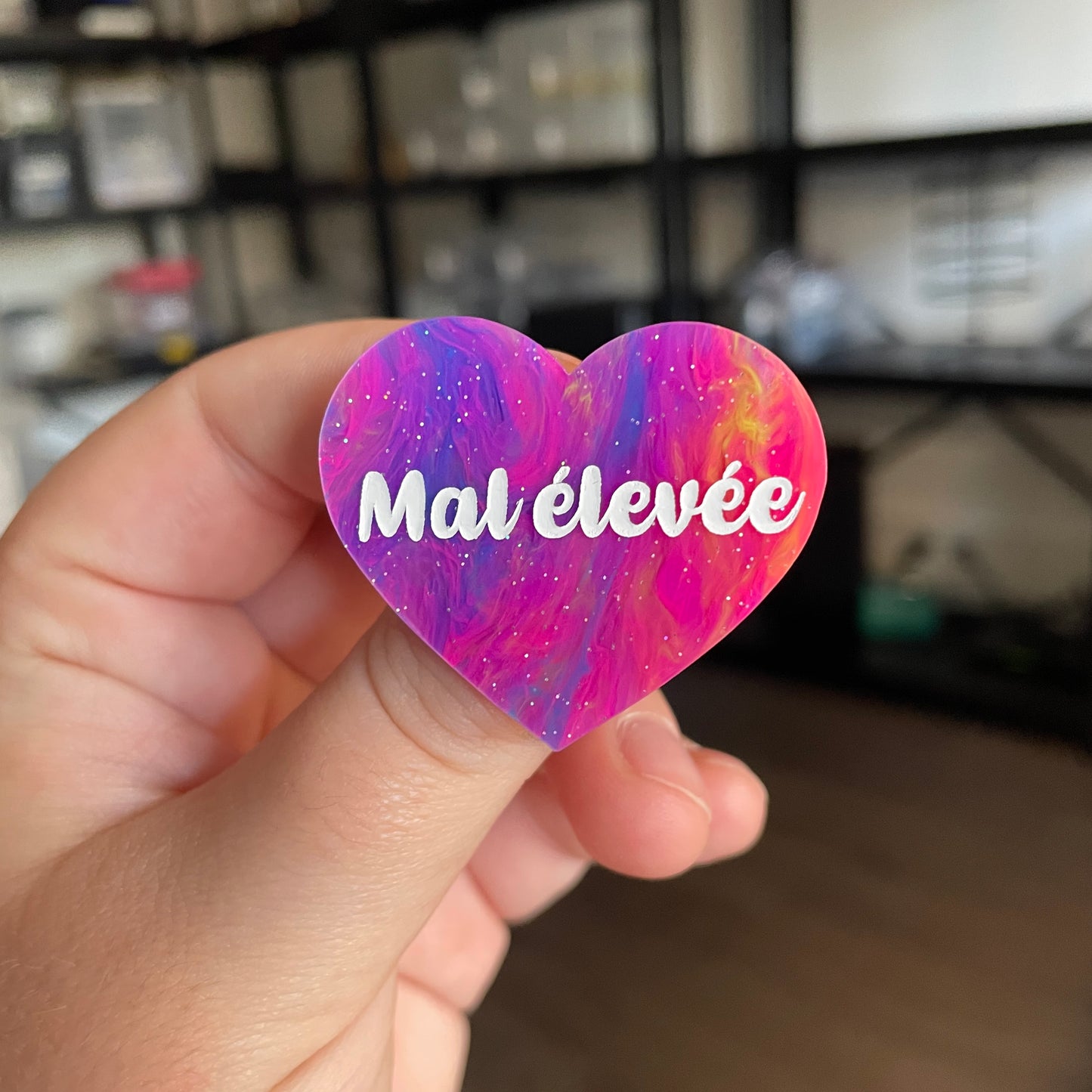 [CONTRÔLE TECHNIQUE] Broche "Mal élevée" en acrylique semi transparente marbrée multicolore