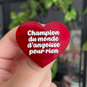 [MASCULIN] Broche "Champion du monde d'angoisse pour rien" en acrylique marbrée rouge