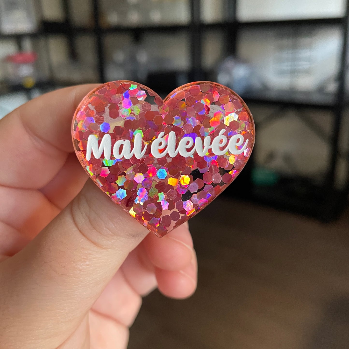 [CONTRÔLE TECHNIQUE] Broche "Mal élevée" en acrylique semi transparente avec des confettis corail