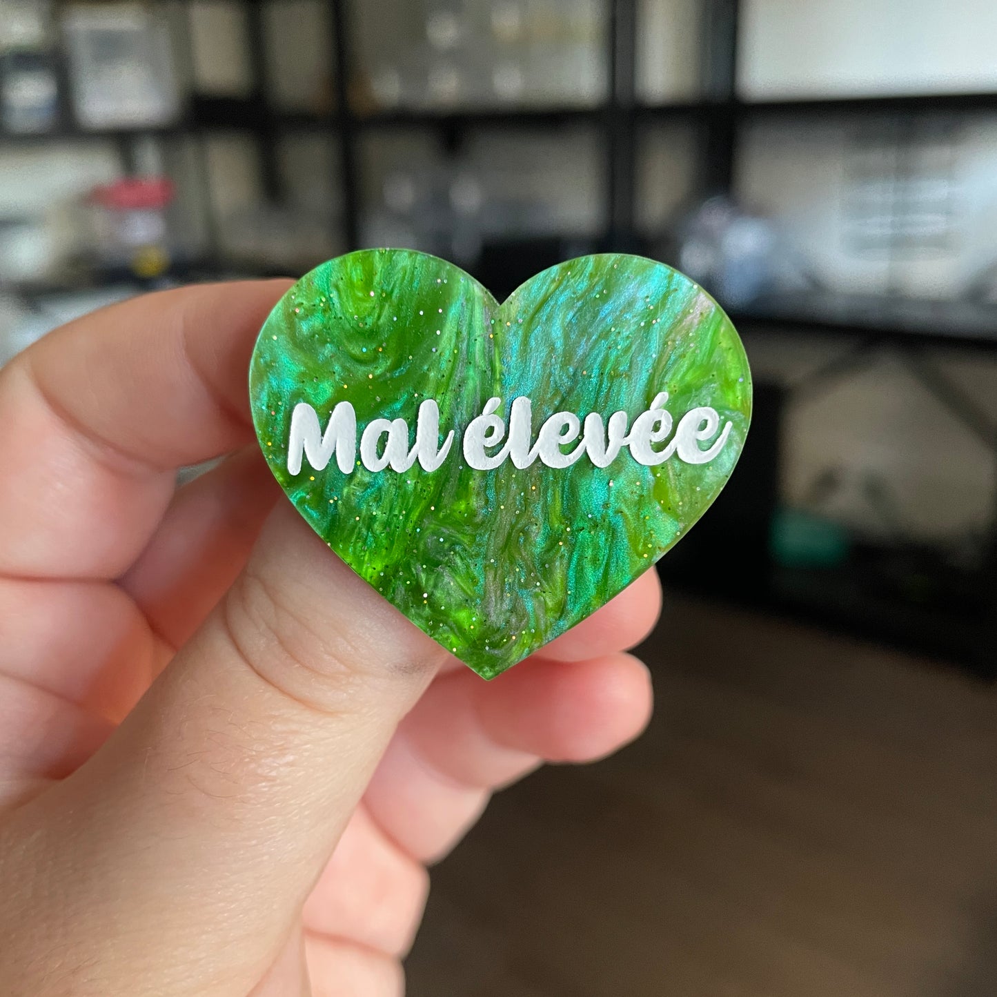 [CONTRÔLE TECHNIQUE] Broche "Mal élevée" en acrylique marbrée verte à paillettes