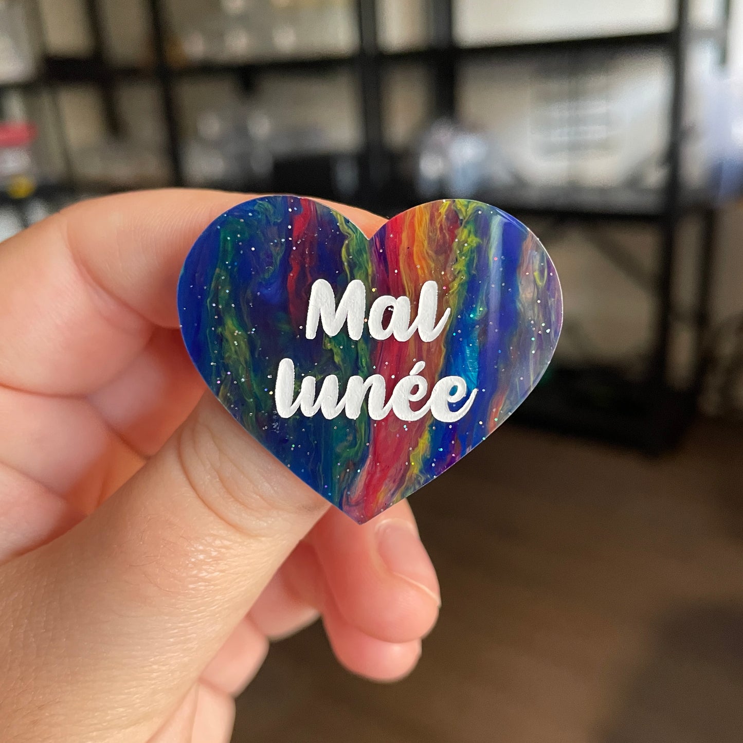 [CONTRÔLE TECHNIQUE] Broche "Mal lunée" en acrylique semi transparente marbrée multicolore