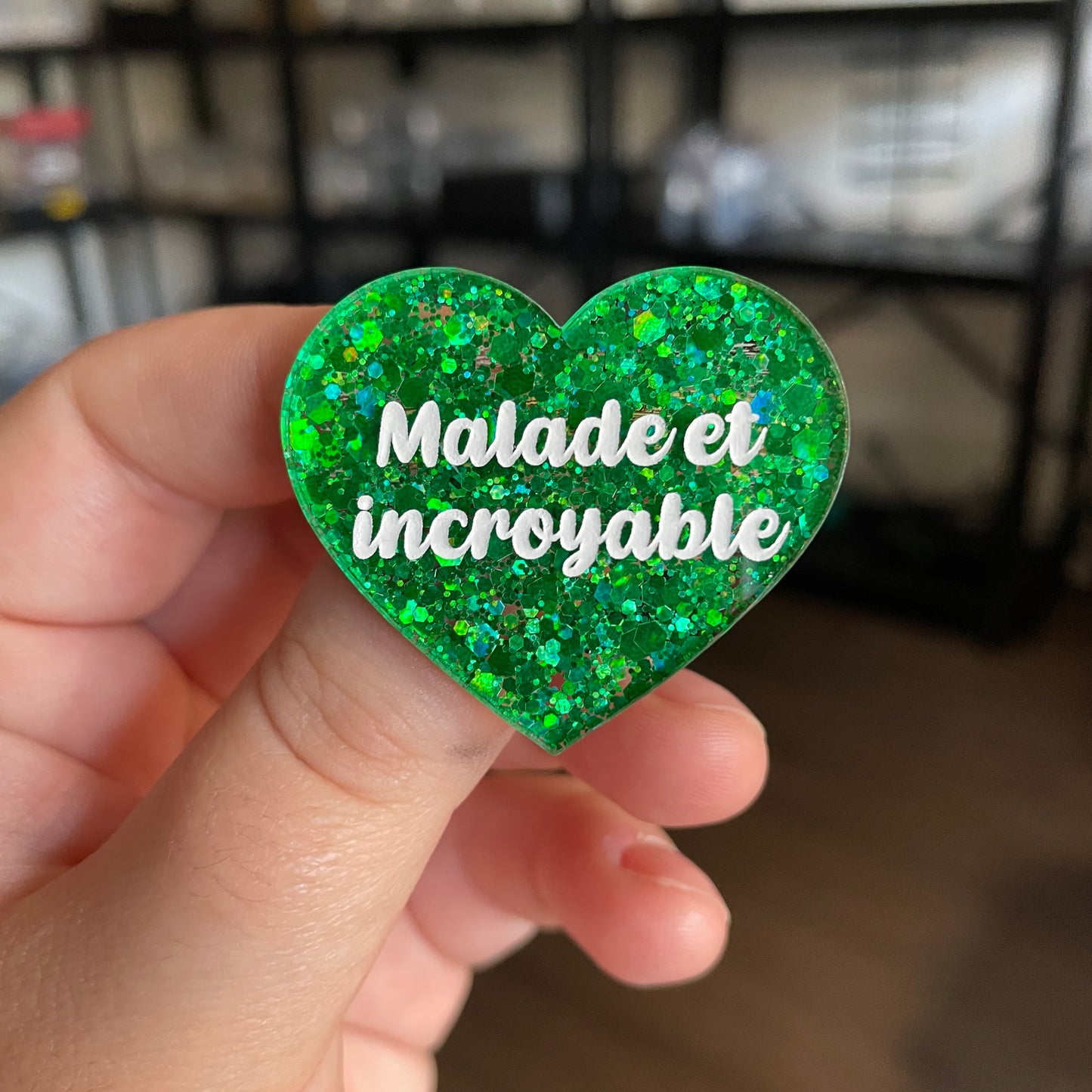 [CONTRÔLE TECHNIQUE] Broche "Malade et incroyable" en acrylique semi transparente avec des paillettes vertes