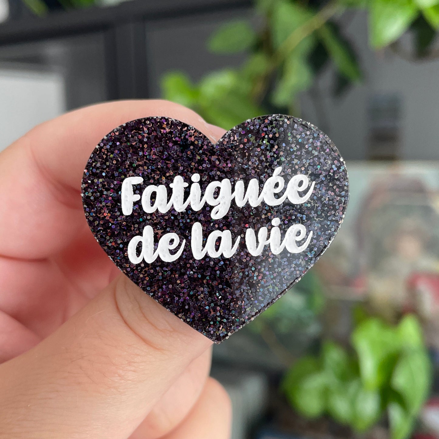 Broche "Fatiguée de la vie" en acrylique à paillettes noires holographiques