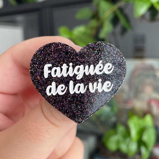 Broche "Fatiguée de la vie" en acrylique à paillettes noires holographiques