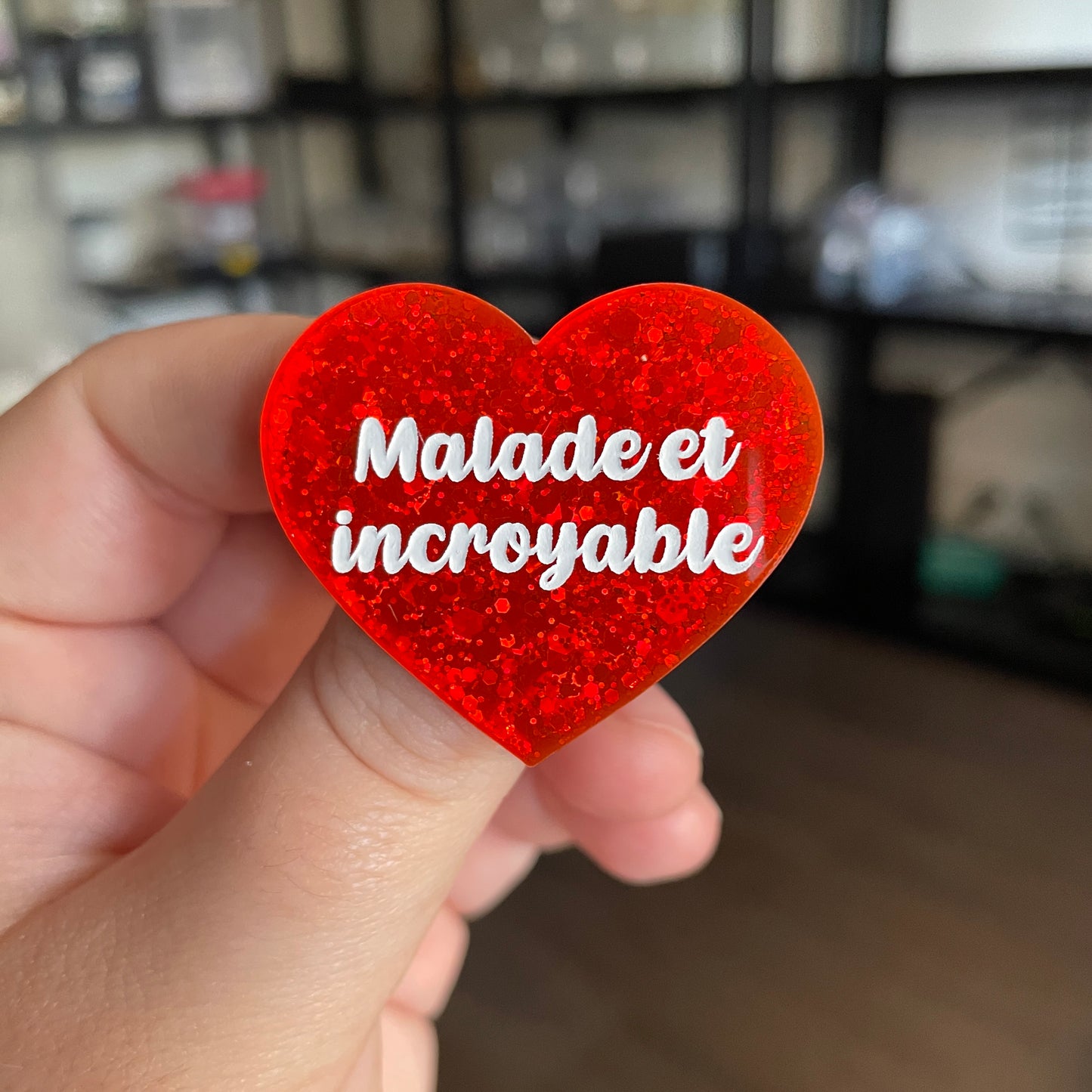 [CONTRÔLE TECHNIQUE] Broche "Malade et incroyable" en acrylique à paillettes oranges