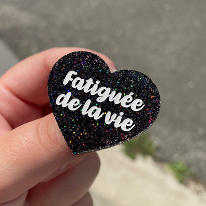 Broche "Fatiguée de la vie" en acrylique à paillettes noires holographiques