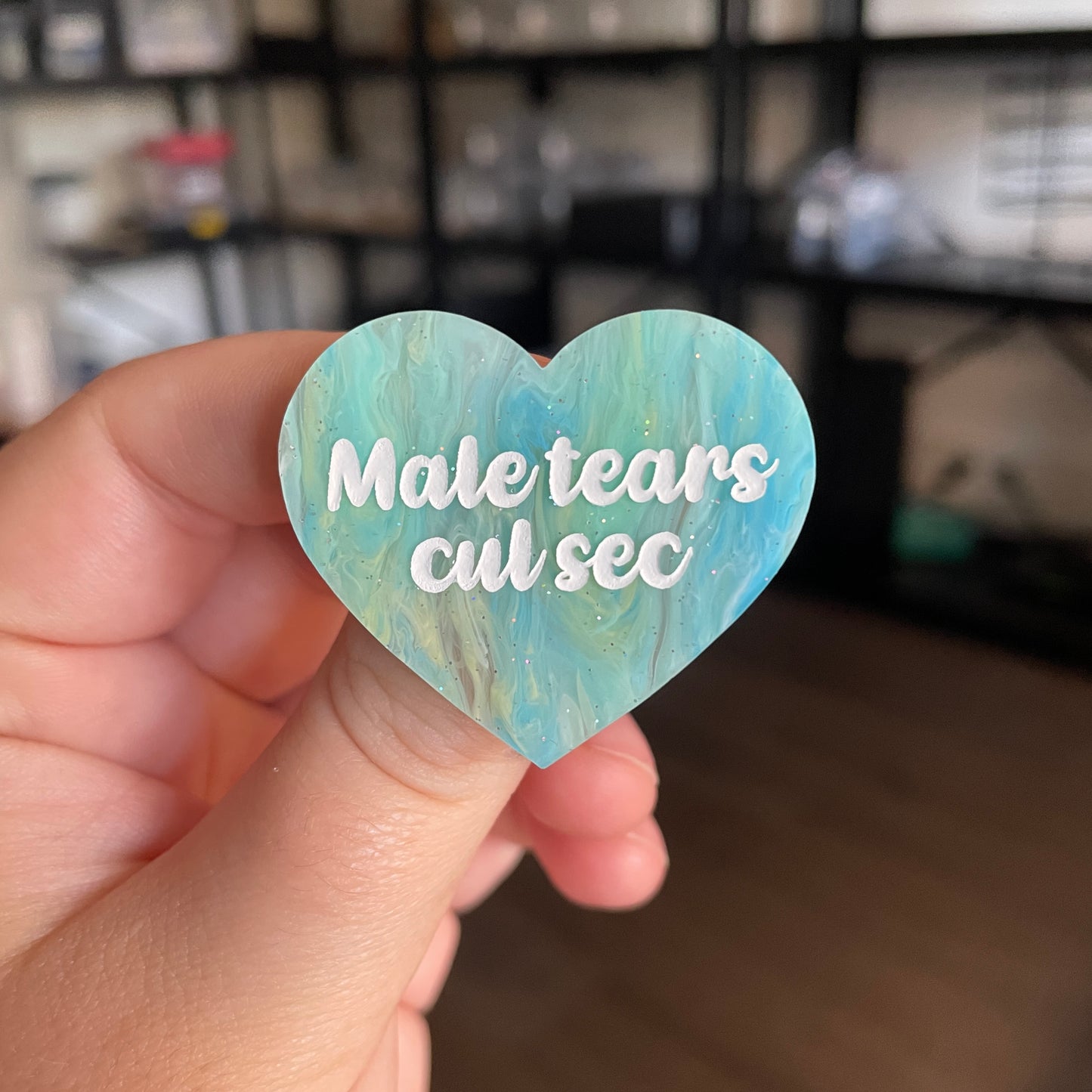 [CONTRÔLE TECHNIQUE] Broche "Male tears cul sec" en acrylique marbrée bleue et jaune
