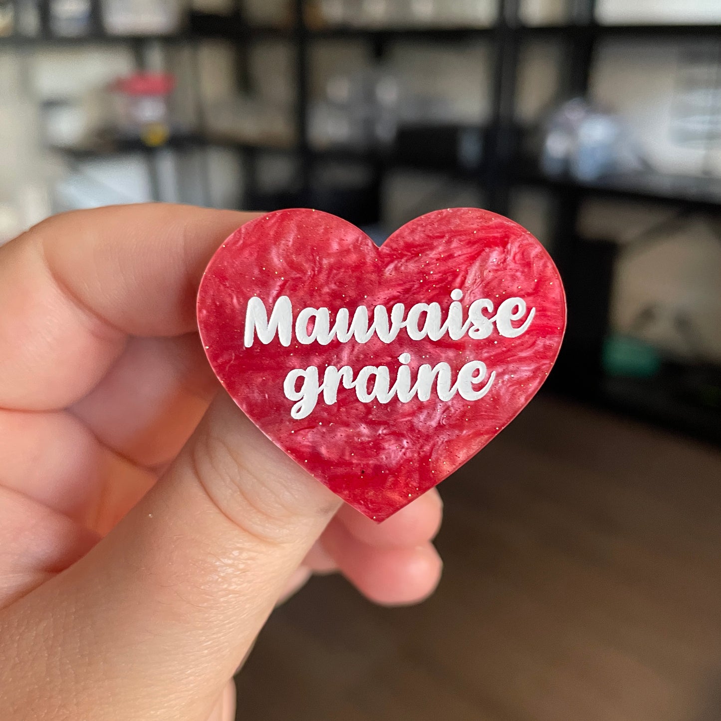 [CONTRÔLE TECHNIQUE] Broche "Mauvaise graine" en acrylique marbrée rose à paillettes