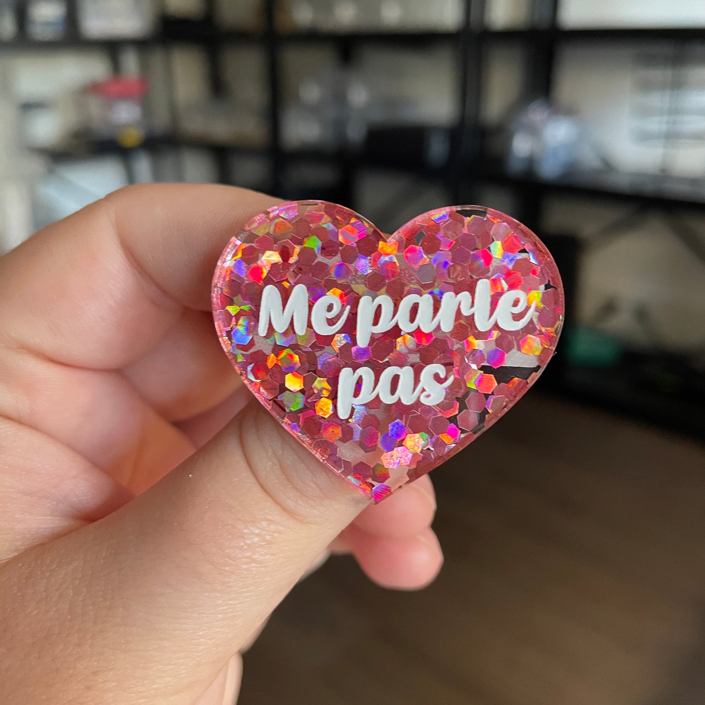 [CONTRÔLE TECHNIQUE] Broche "Me parle pas" en acrylique semi transparente avec des confettis corail