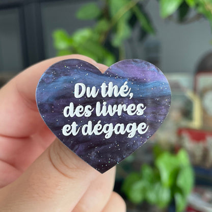 [CONTRÔLE TECHNIQUE] Broche "Du thé, des livres et dégage" en acrylique marbrée bleue, noire et violette à paillettes