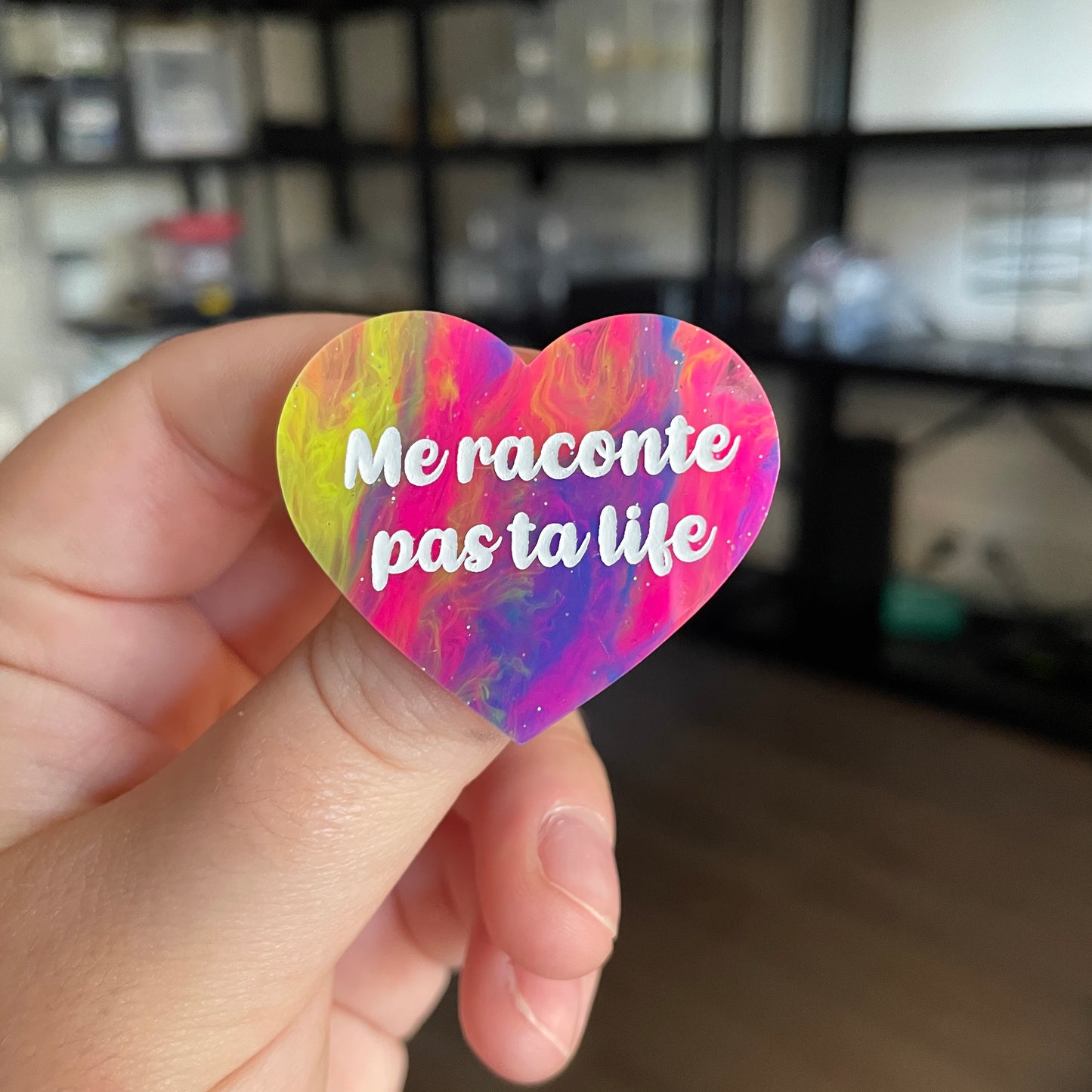[CONTRÔLE TECHNIQUE] Broche "Me raconte pas ta life" en acrylique semi transparente marbrée multicolore