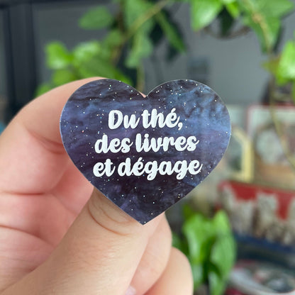 [CONTRÔLE TECHNIQUE] Broche "Du thé, des livres et dégage" en acrylique marbrée bleue, noire et violette à paillettes