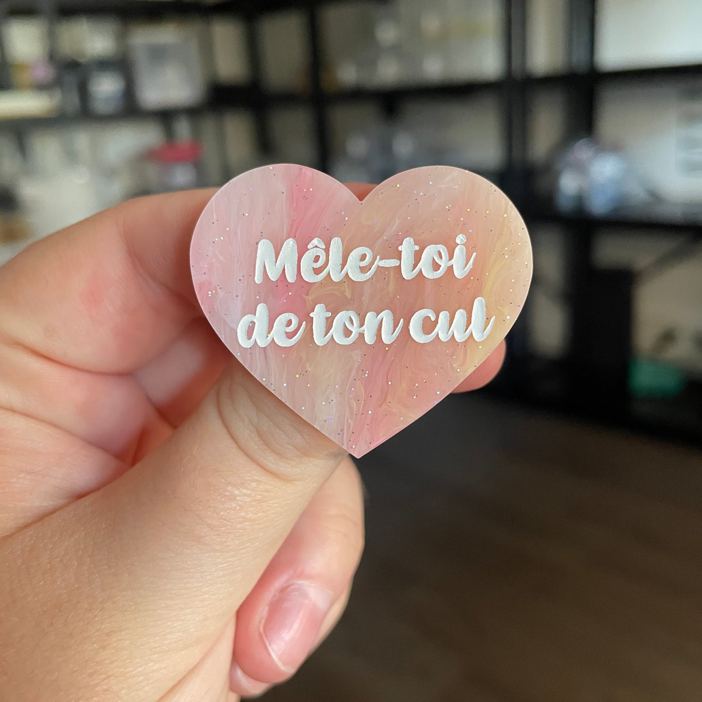 [CONTRÔLE TECHNIQUE] Broche "Mêle-toi de ton cul" en acrylique marbrée rose, corail et blanche