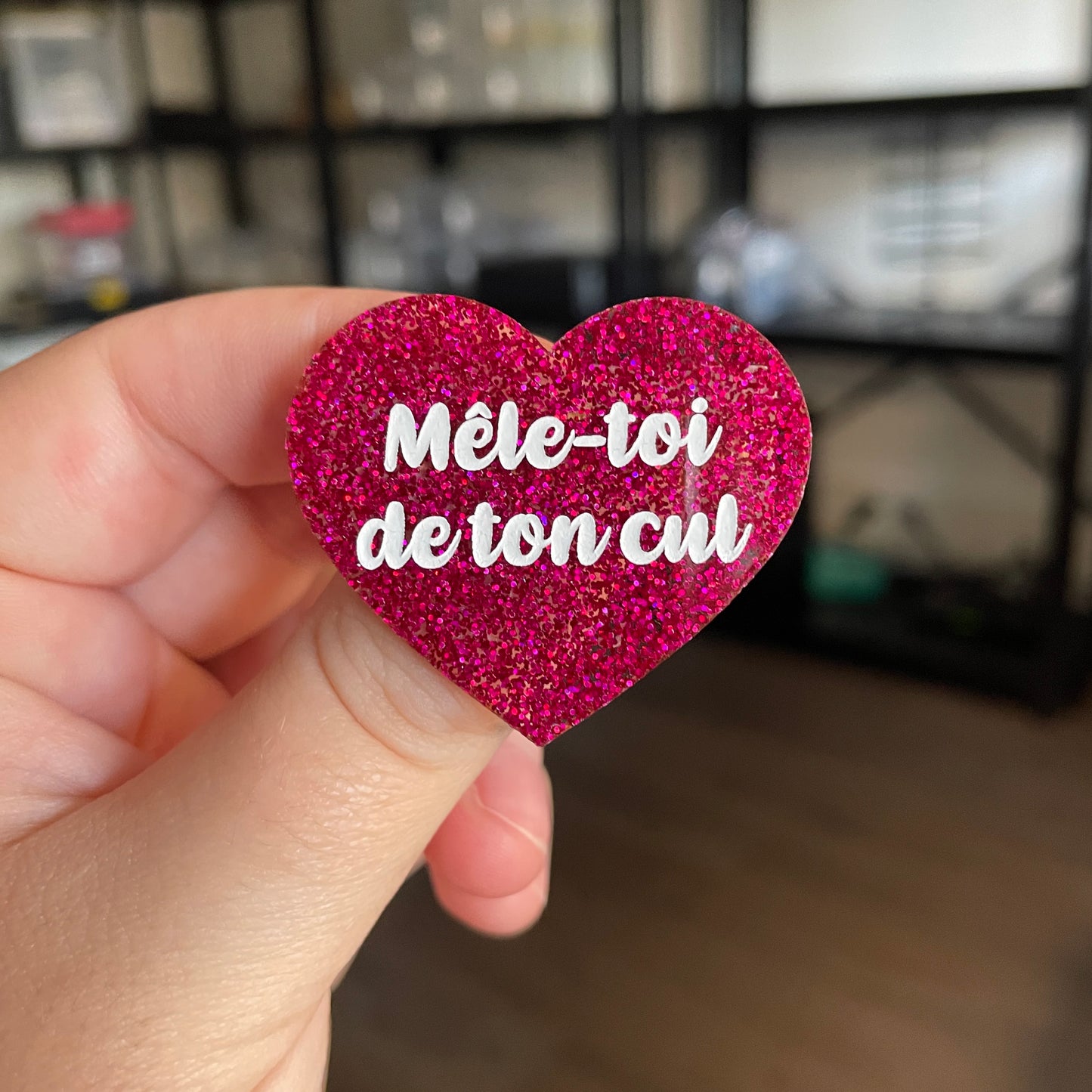[CONTRÔLE TECHNIQUE] Broche "Mêle-toi de ton cul" en acrylique à paillettes roses