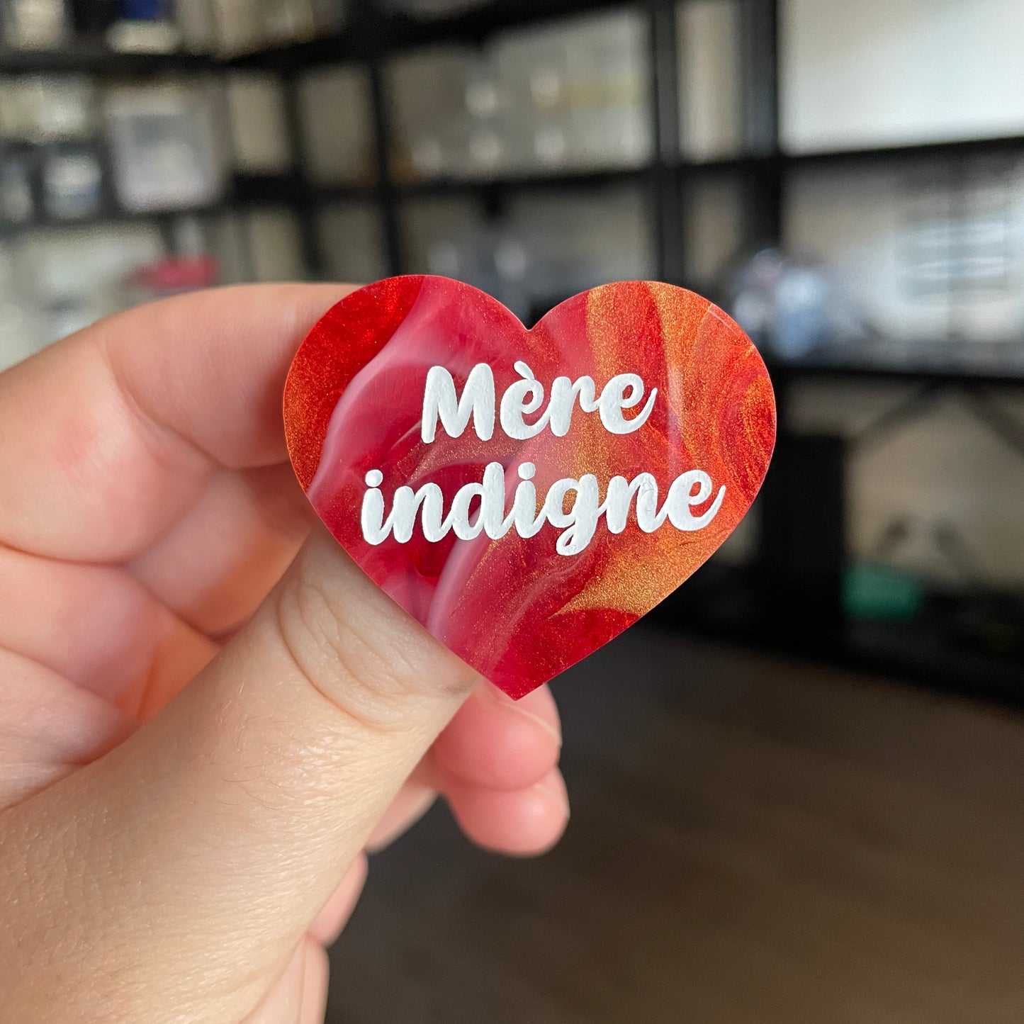 [CONTRÔLE TECHNIQUE] Broche "Mère indigne" en acrylique marbrée rouge, dorée et blanche