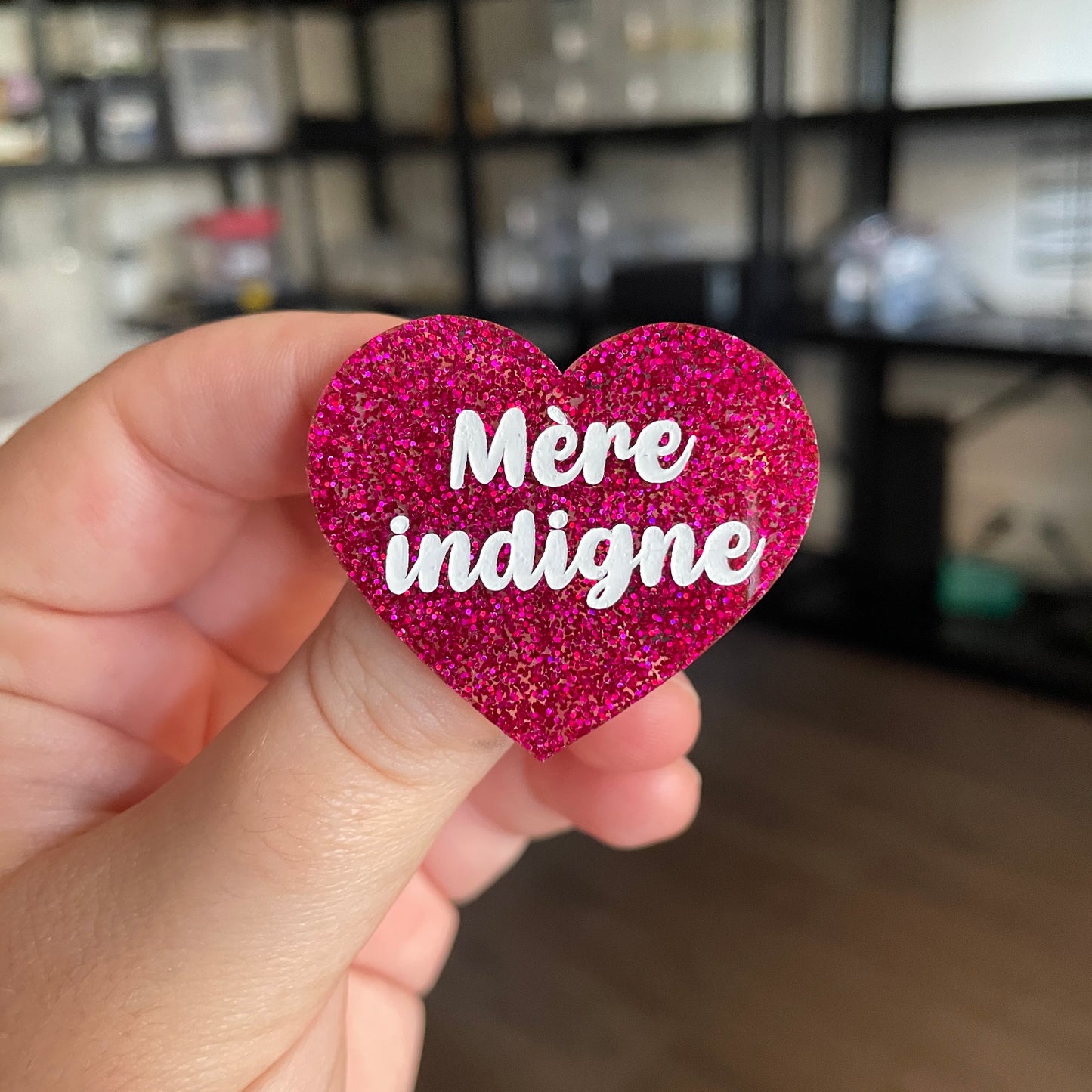 [CONTRÔLE TECHNIQUE] Broche "Mère indigne" en acrylique à paillettes roses