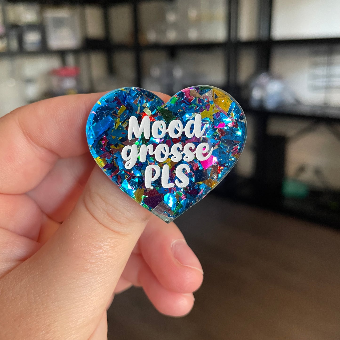 [CONTRÔLE TECHNIQUE] Broche "Mood grosse PLS" en acrylique transparente avec des éclats de confettis bleus et multicolores