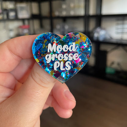 [CONTRÔLE TECHNIQUE] Broche "Mood grosse PLS" en acrylique transparente avec des éclats de confettis bleus et multicolores