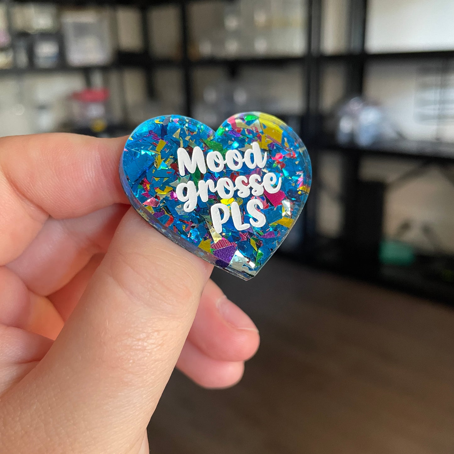 [CONTRÔLE TECHNIQUE] Broche "Mood grosse PLS" en acrylique transparente avec des éclats de confettis bleus et multicolores