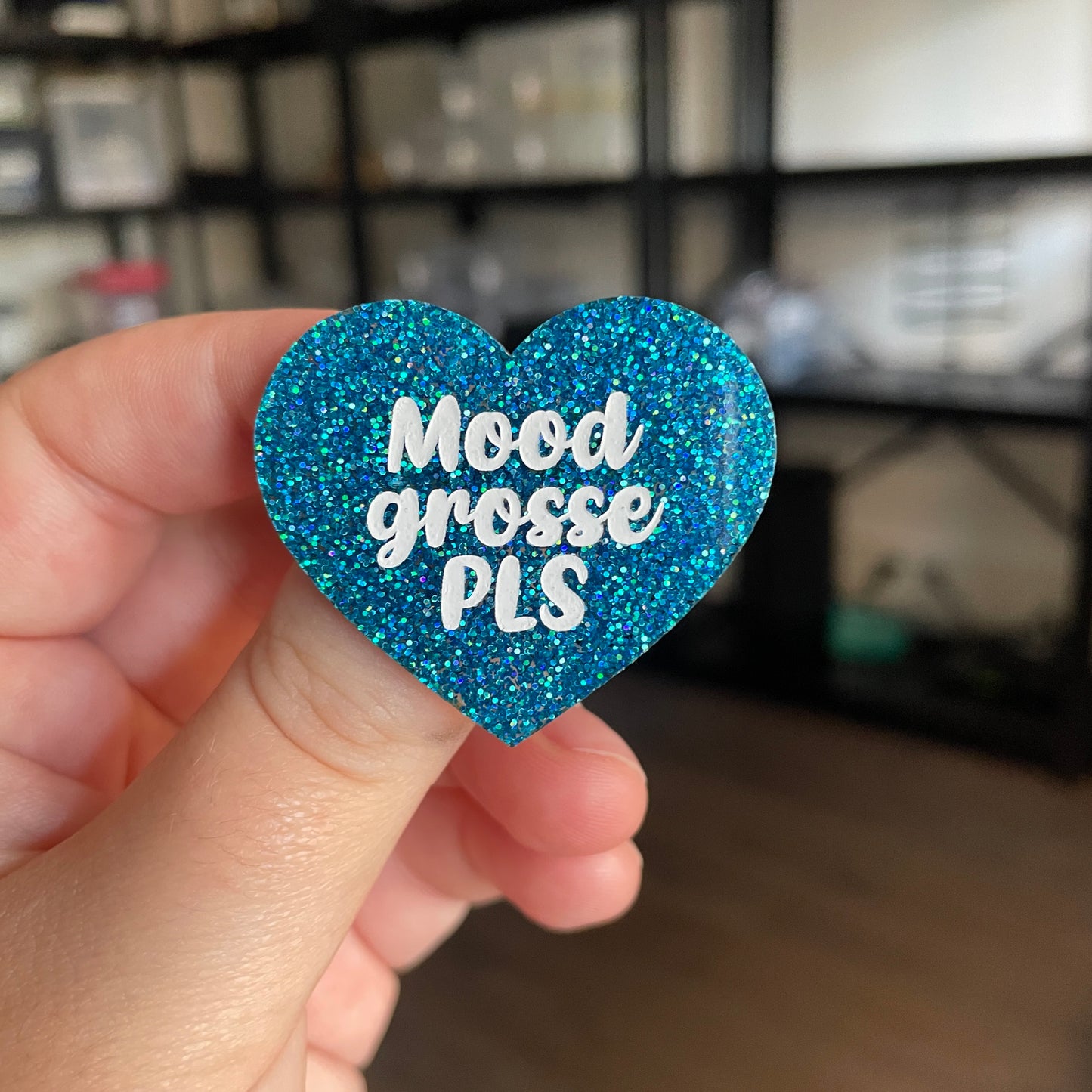 [CONTRÔLE TECHNIQUE] Broche "Mood grosse PLS" en acrylique à paillettes bleues