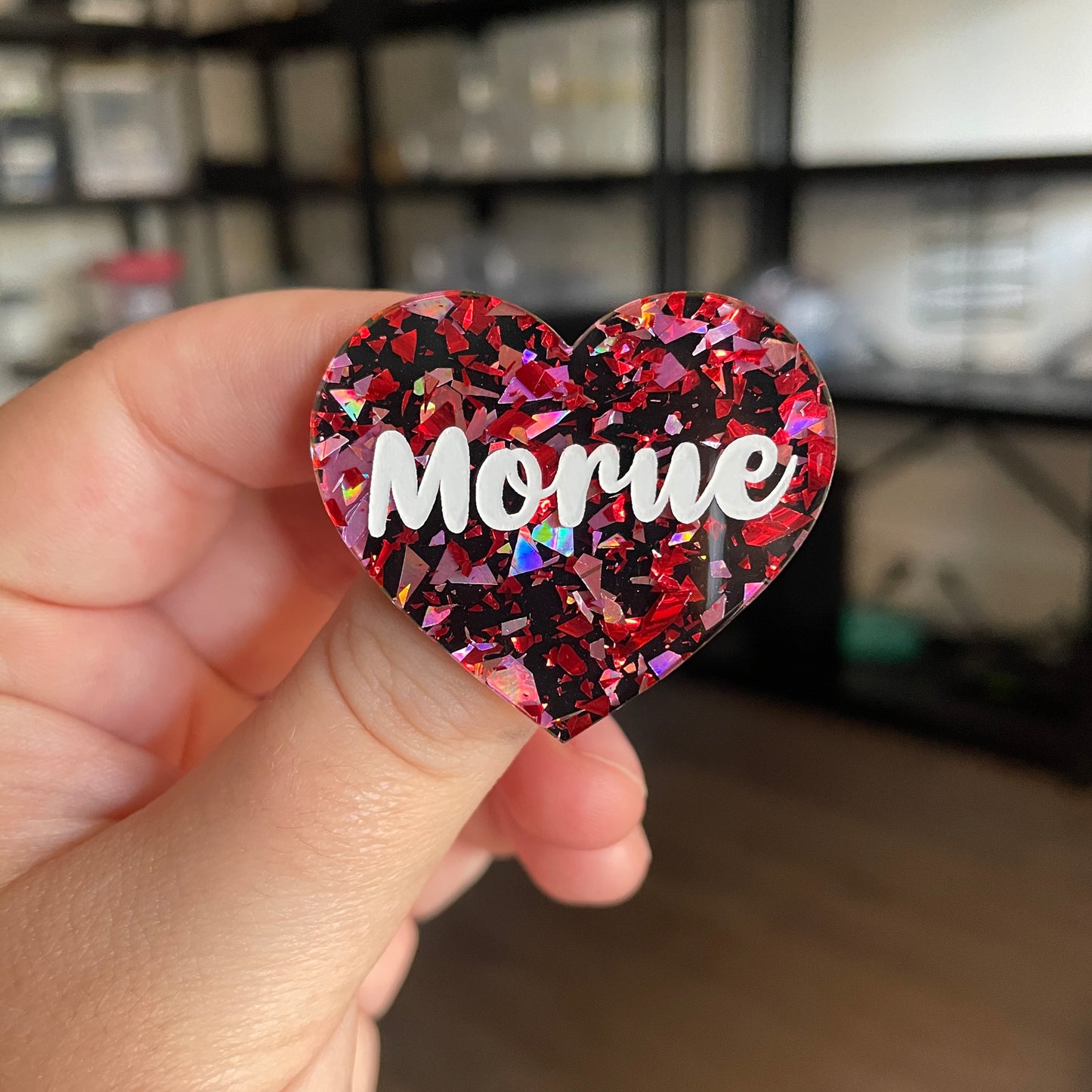 [CONTRÔLE TECHNIQUE] Broche "Morue" en acrylique noire avec des éclats de confettis rouges et roses