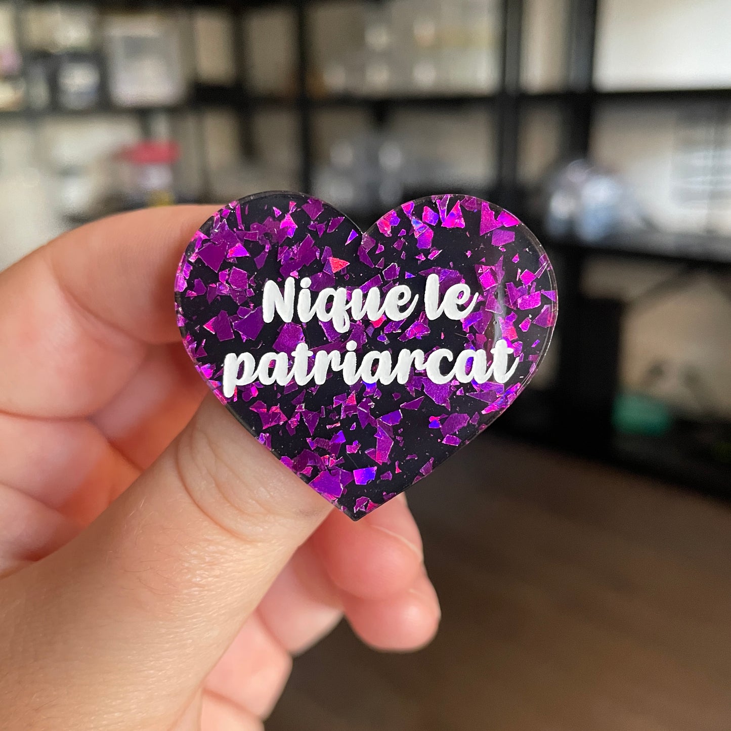 [CONTRÔLE TECHNIQUE] Broche "Nique le patriarcat" en acrylique noire avec des éclats de confettis violets