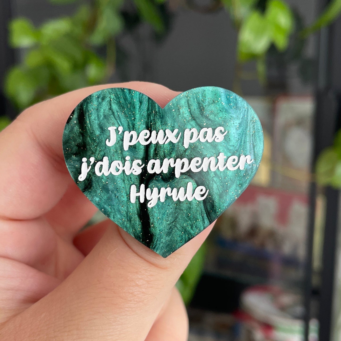 Broche "J'peux pas j'dois arpenter Hyrule" en acrylique marbrée noire et vert sapin