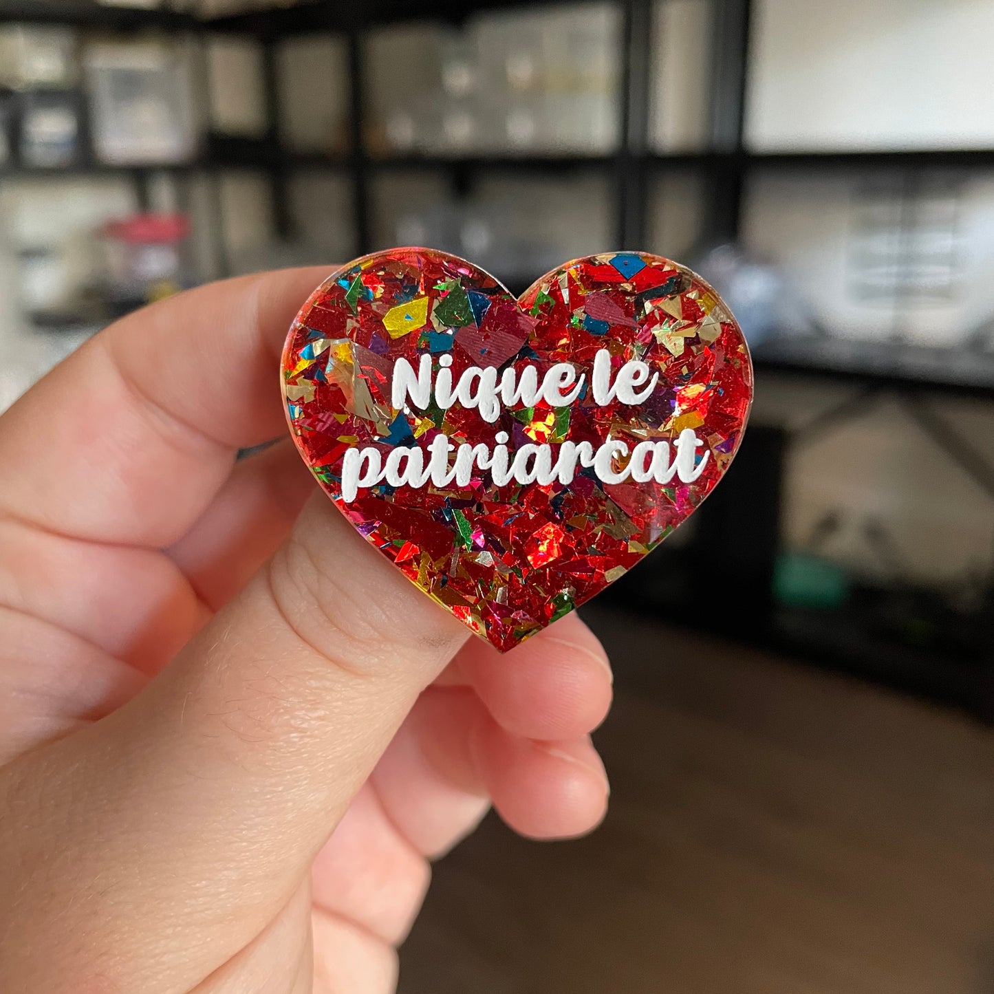 [CONTRÔLE TECHNIQUE] Broche "Nique le patriarcat" en acrylique transparente avec des éclats de confettis rouges et multicolores