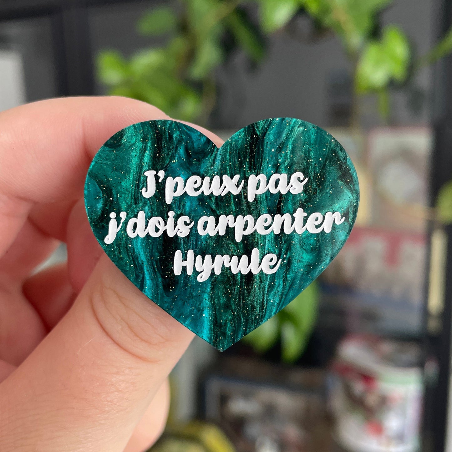Broche "J'peux pas j'dois arpenter Hyrule" en acrylique marbrée noire et vert sapin