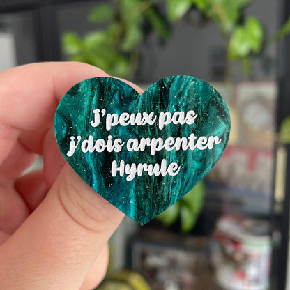 Broche "J'peux pas j'dois arpenter Hyrule" en acrylique marbrée noire et vert sapin