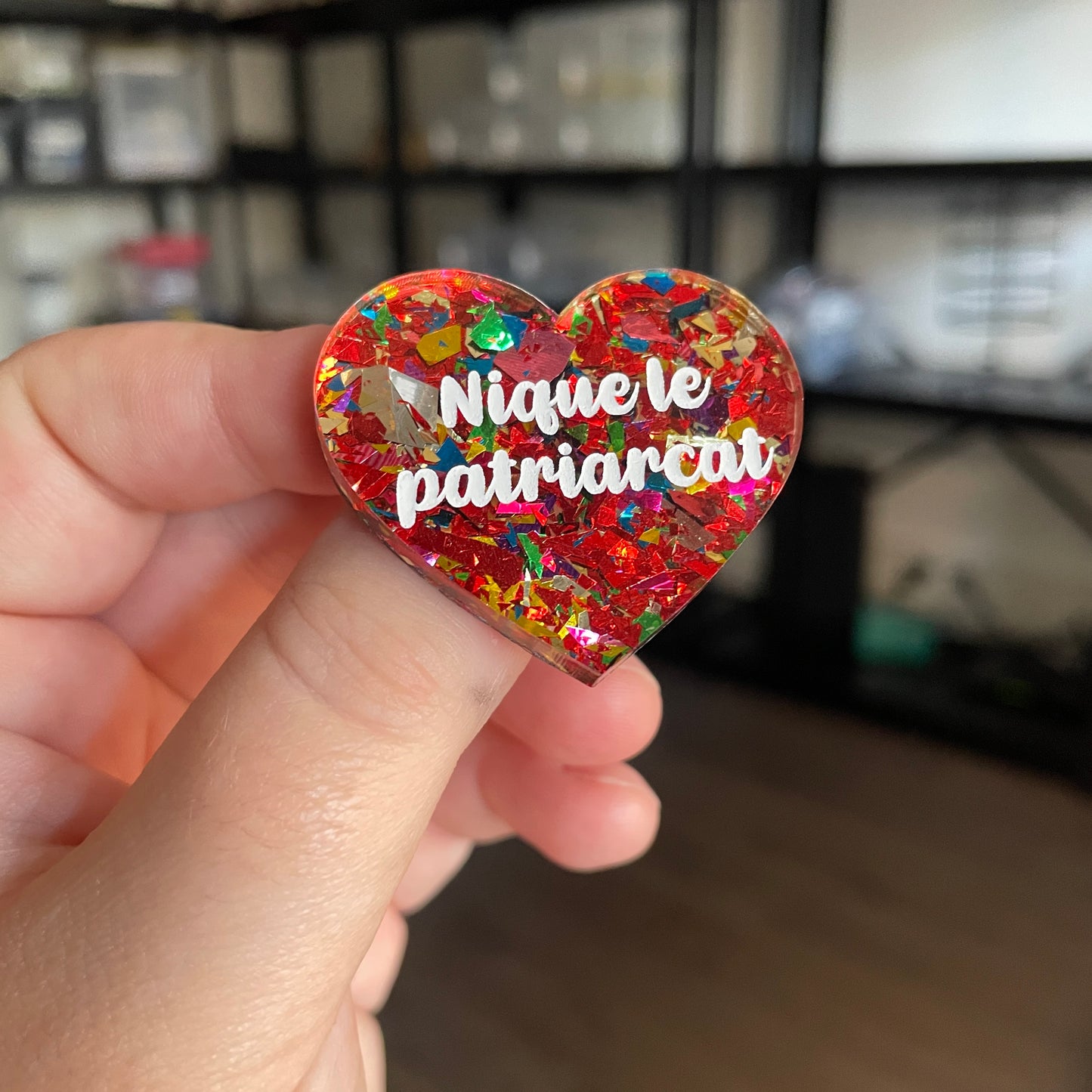 [CONTRÔLE TECHNIQUE] Broche "Nique le patriarcat" en acrylique transparente avec des éclats de confettis rouges et multicolores