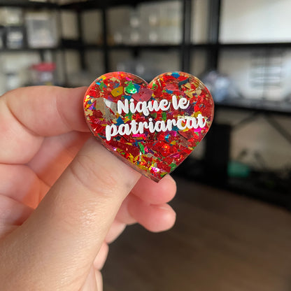 [CONTRÔLE TECHNIQUE] Broche "Nique le patriarcat" en acrylique transparente avec des éclats de confettis rouges et multicolores