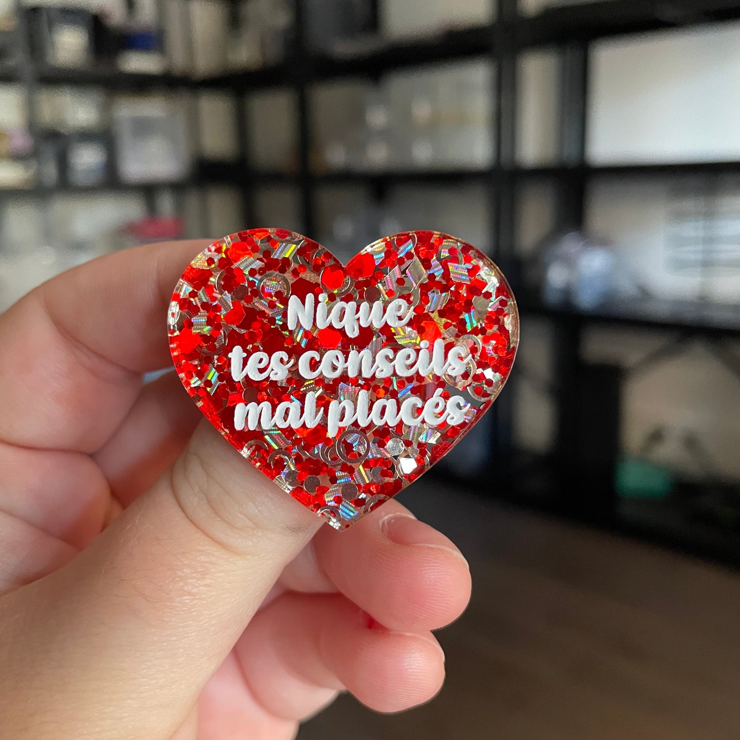 [CONTRÔLE TECHNIQUE] Broche "Nique tes conseils mal placés" en acrylique semi transparente avec des confettis rouges et argentées