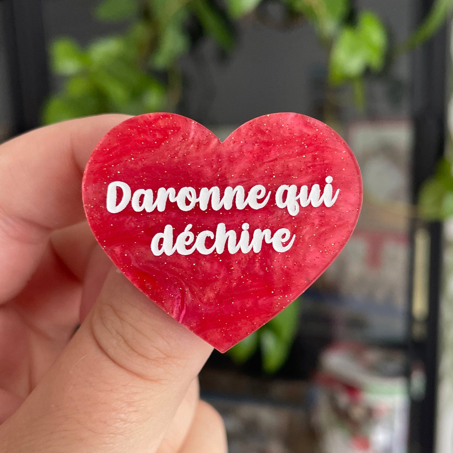 Broche "Daronne qui déchire" en acrylique marbrée rose à paillettes