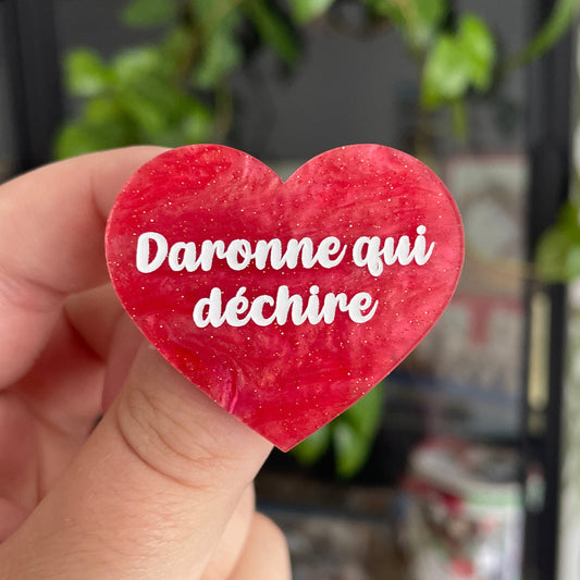 Broche "Daronne qui déchire" en acrylique marbrée rose à paillettes