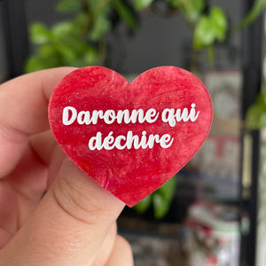 Broche "Daronne qui déchire" en acrylique marbrée rose à paillettes