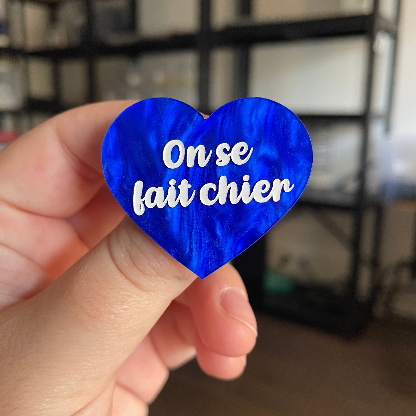 [CONTRÔLE TECHNIQUE] Broche "On se fait chier" en acrylique marbrée bleue