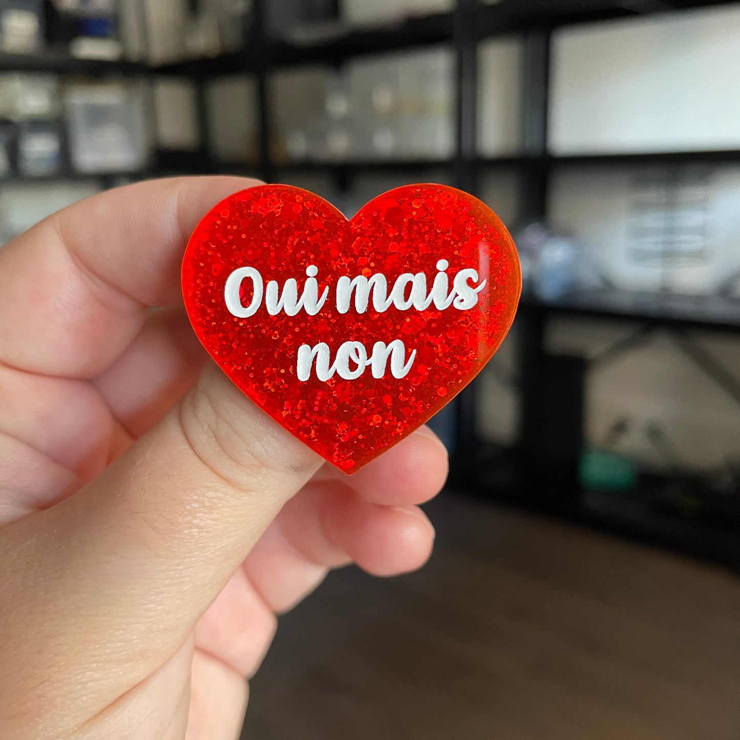 [CONTRÔLE TECHNIQUE] Broche "Oui mais non" en acrylique à paillettes oranges