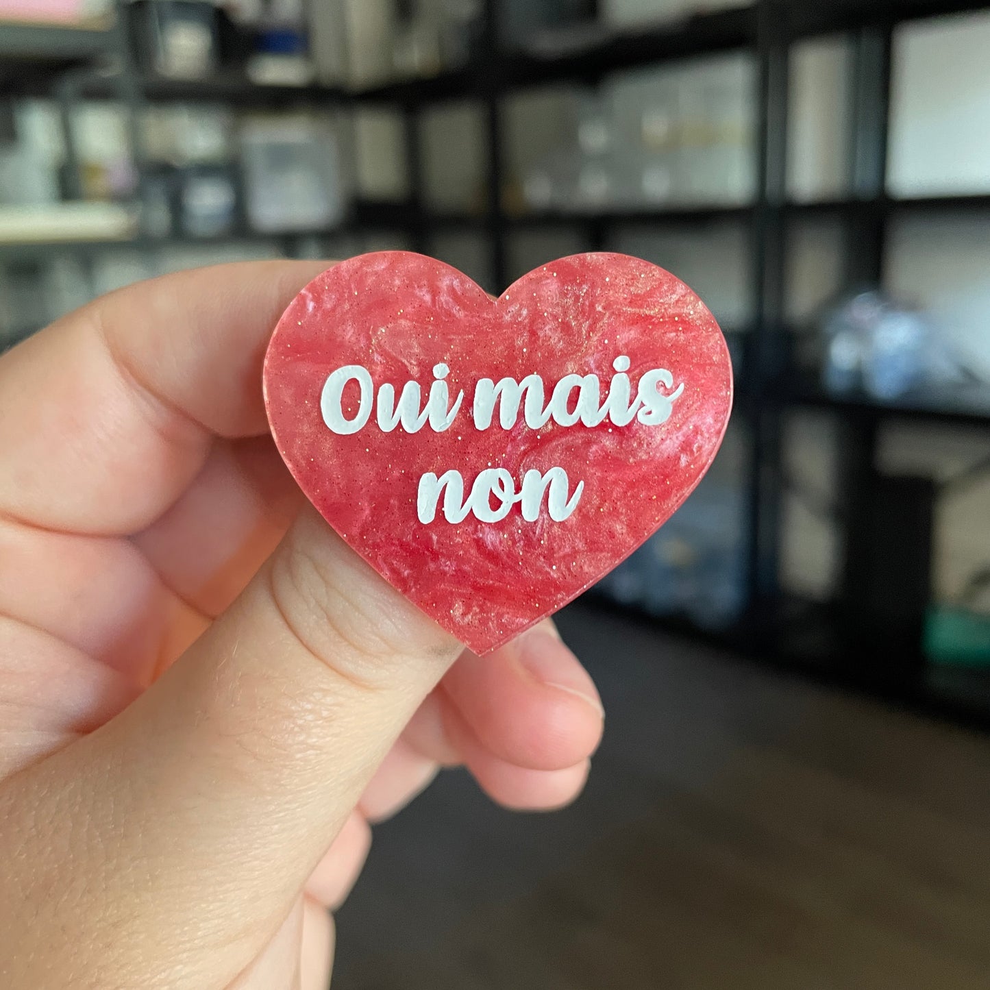 [CONTRÔLE TECHNIQUE] Broche "Oui mais non" en acrylique marbrée rose à paillettes