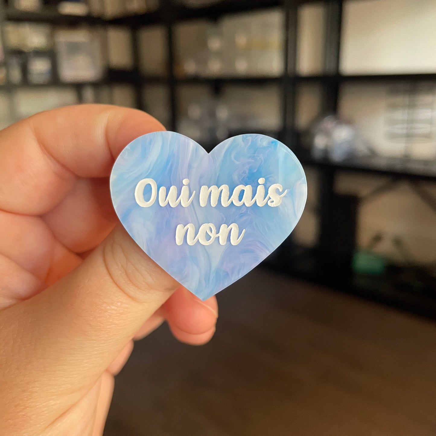 [CONTRÔLE TECHNIQUE] Broche "Oui mais non" en acrylique marbrée bleue, blanche et violette