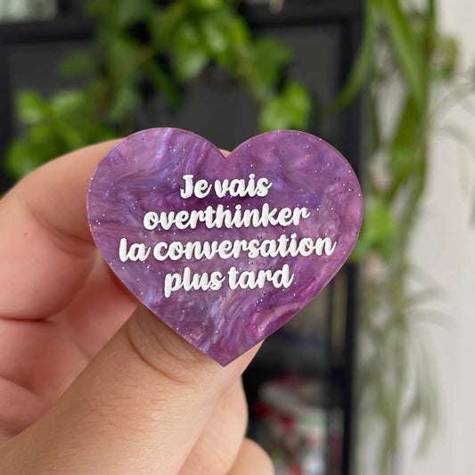 [CONTRÔLE TECHNIQUE] Broche "Je vais overthinker la conversation plus tard" en acrylique marbrée violette à paillettes