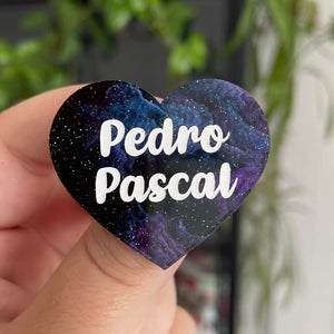 Broche "Pedro Pascal" en acrylique marbrée noire, bleue et violette à paillettes