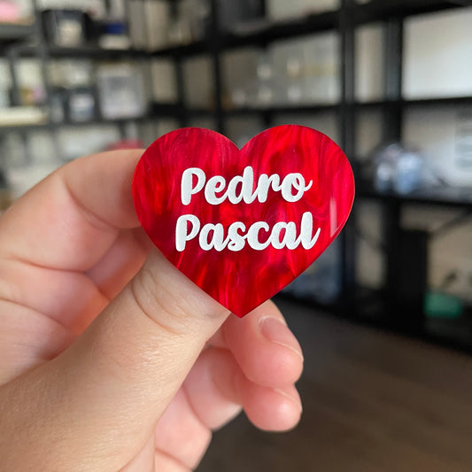 [CONTRÔLE TECHNIQUE] Broche "Pedro Pascal" en acrylique marbrée rouge